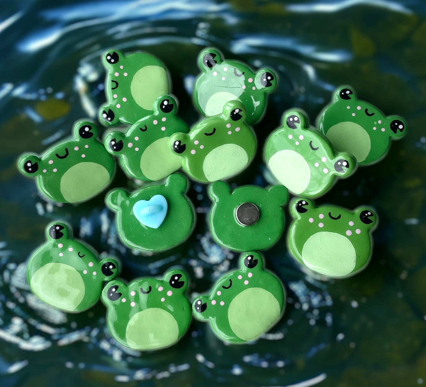 CUTE FROGGY PIN / MAGNET / BADGE