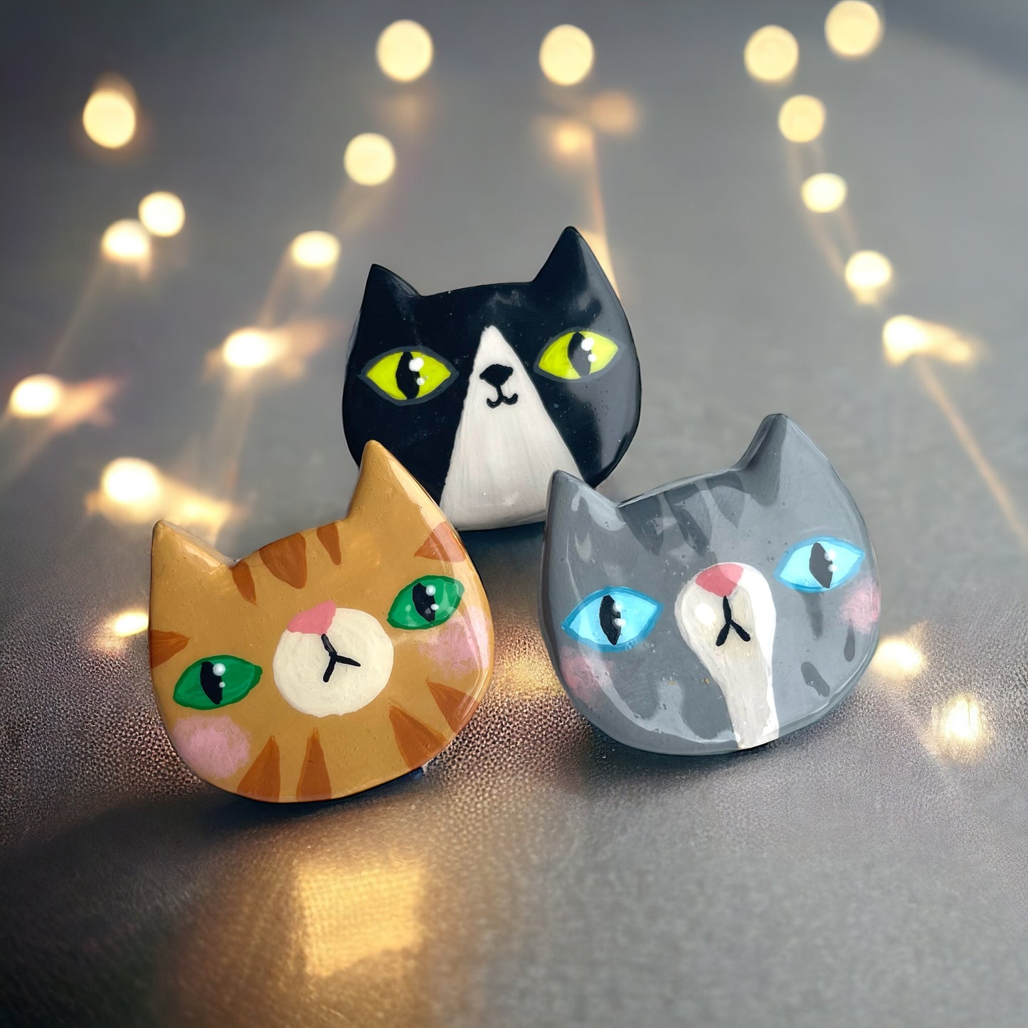 CUTE KITTY PIN / MAGNET / BADGE