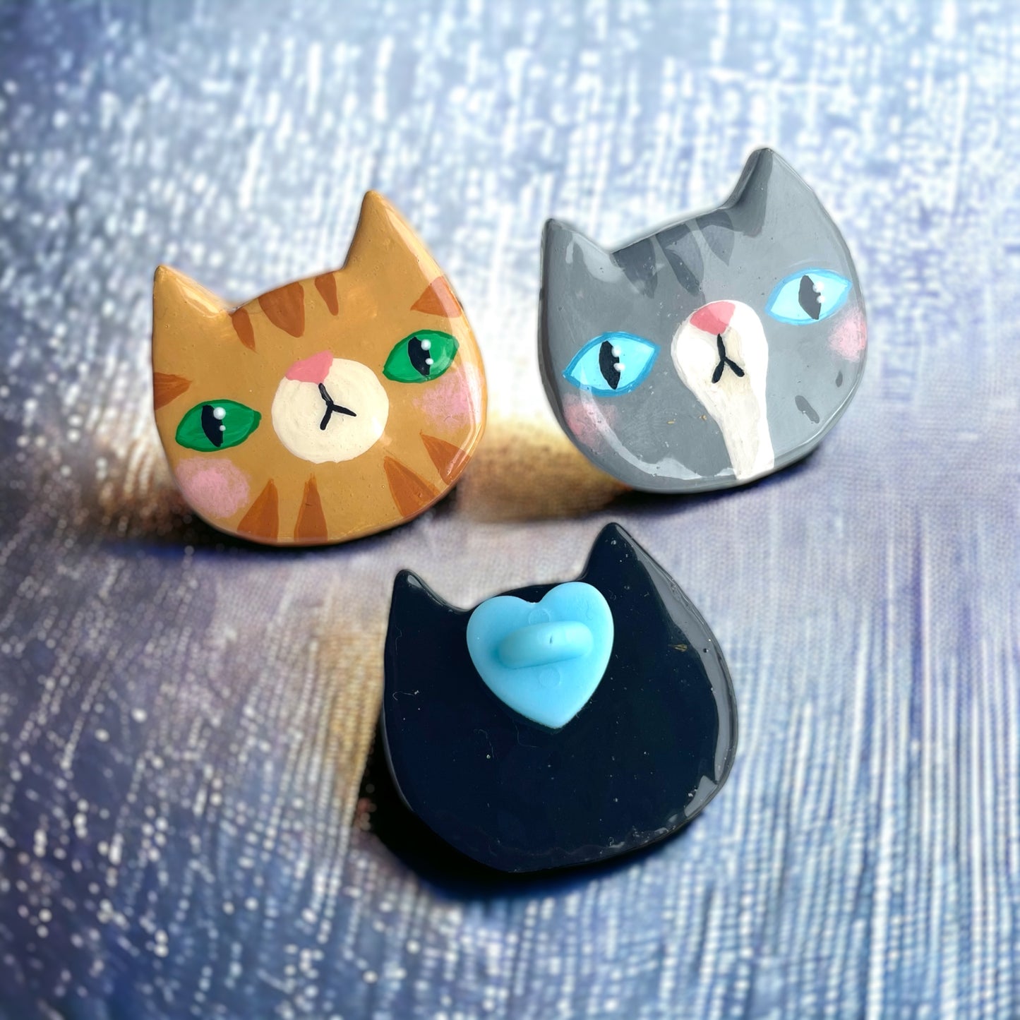 CUTE KITTY PIN / MAGNET / BADGE