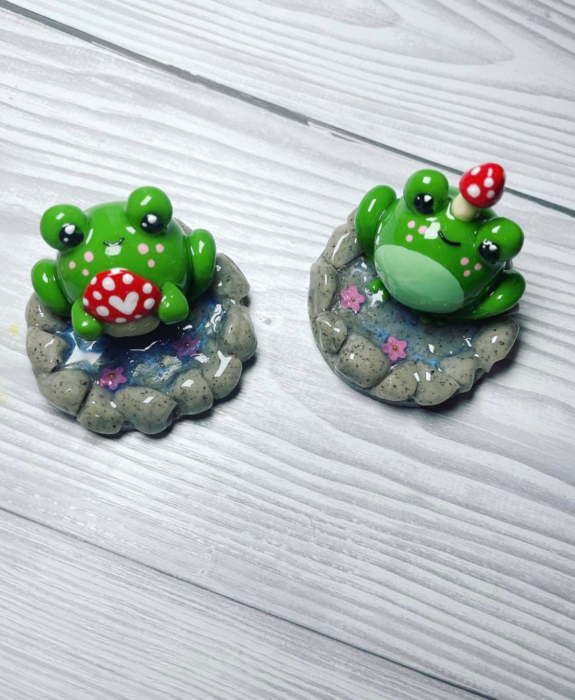 FROGGY MUSHROOM DESK BUDDY ORNAMENT